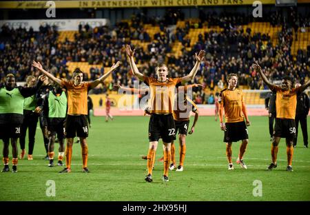 Jon Dadi Bodvarsson von Wolverhampton Wanderers leitet die Teamfeiern der Wölfe. Wolverhampton Wanderers gegen Bristol City bei Molineux 26/12/2016 - Sky Bet Championship Stockfoto