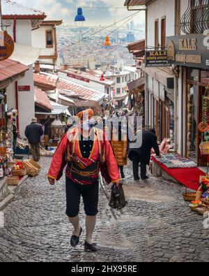 Ankara, Türkei - 04 2022. März: Seymen (tapferer Mann aus Zentralanatolien) in traditioneller Kleidung. Seymen spaziert in der Nachbarschaft des Schlosses Ankara. Stockfoto