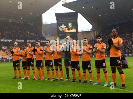 Fußballspieler von Wolverhampton Wanderers zollen Cyrille Regis Tribut. Wolverhampton Wanderers gegen Nottingham Forest bei Molineux 20/01/2018 - Sky Bet Championship Stockfoto
