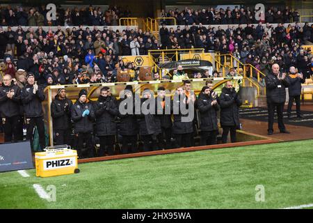 Fußballspieler von Wolverhampton Wanderers zollen Cyrille Regis Tribut. Wolverhampton Wanderers gegen Nottingham Forest bei Molineux 20/01/2018 - Sky Bet Championship Stockfoto