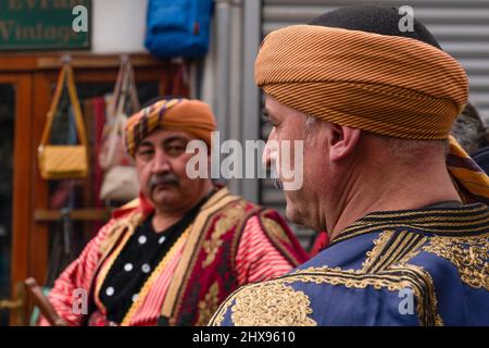 Ankara, Türkei - 04 2022. März: Zwei Seymen (tapferer Mann aus Zentralanatolien) in traditioneller Kleidung. Selektiver Fokus. Stockfoto