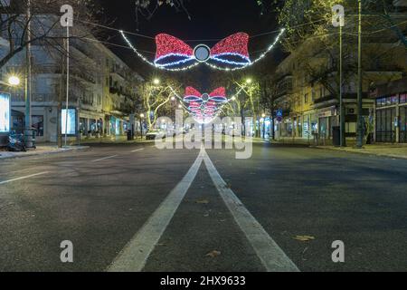 Weihnachtsbeleuchtung an der Avenida da Igreja, Lissabon, Portugal 2021 Stockfoto