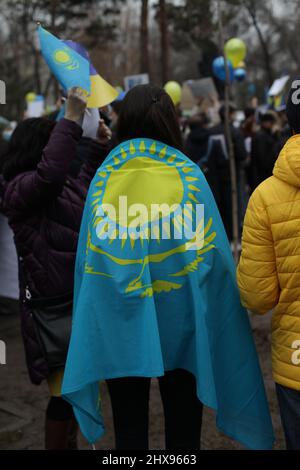 Nach den Angriffen Russlands auf die Ukraine versammelten sich rund 2000 Menschen zur Unterstützung der Ukraine in Almaty und protestierten. Die Menschen standen für die ukrainische Nationalhymne und skandierten Friedensslogans und Beleidigungen gegen Wladimir Putin. Kasachstan. Stockfoto