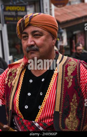 Ankara, Türkei - 04 2022. März: Seymen (tapferer Mann aus Zentralanatolien) in traditioneller Kleidung. Stockfoto