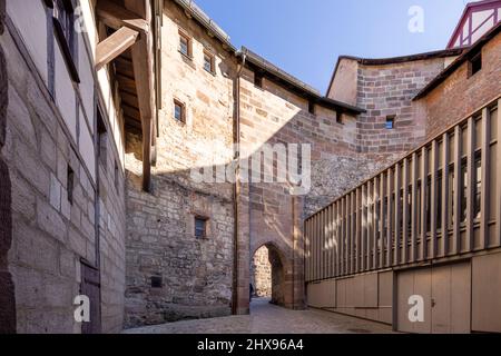 Die auf einem Hügel gelegene Nürnberger Kaiserburg bietet einen schönen Blick über die Stadt. Stockfoto