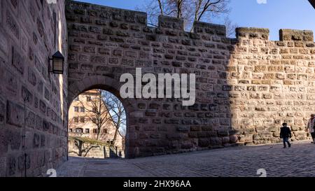 Die auf einem Hügel gelegene Nürnberger Kaiserburg bietet einen schönen Blick über die Stadt. Stockfoto