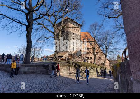 Die auf einem Hügel gelegene Nürnberger Kaiserburg bietet einen schönen Blick über die Stadt. Stockfoto