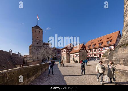 Die auf einem Hügel gelegene Nürnberger Kaiserburg bietet einen schönen Blick über die Stadt. Stockfoto