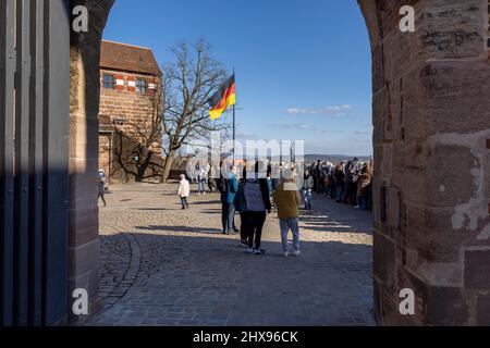 Die auf einem Hügel gelegene Nürnberger Kaiserburg bietet einen schönen Blick über die Stadt. Stockfoto