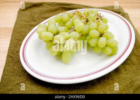 Ein Snack aus grünen Trauben auf weißem Hintergrund Stockfoto