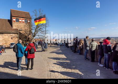 Die auf einem Hügel gelegene Nürnberger Kaiserburg bietet einen schönen Blick über die Stadt. Stockfoto