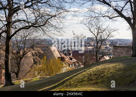 Die auf einem Hügel gelegene Nürnberger Kaiserburg bietet einen schönen Blick über die Stadt. Stockfoto