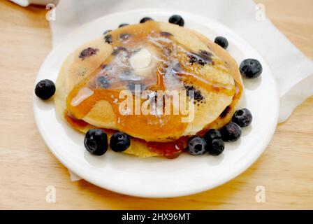 Essen Blueberry Pfannkuchen mit Butter und Sirup Stockfoto