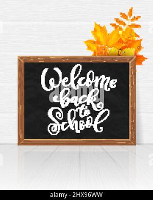 Willkommen zurück zu Schule handgezeichneten Schriftzug Hintergrund. Realistische Tafel mit Herbstblättern. Vektorgrafik Stock Vektor