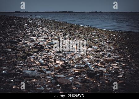 Der alte, mit Müll und Knochen bedeckte Strand der Dead Horse Bay auf Long Island Stockfoto