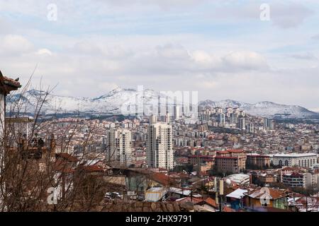 Ankara, Türkei - 07 2022. März: Panoramablick auf Ankara mit einer Kleinstadt von der Burg Ankara und den Huseyin Gazi Hügeln im Hintergrund. Stockfoto