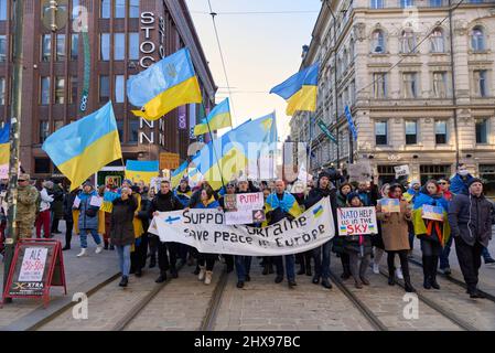 Helsinki, Finnland - 26. Februar 2022: Demonstranten bei einer Kundgebung gegen Russlands militärische Aggression und Besetzung der Ukraine Stockfoto