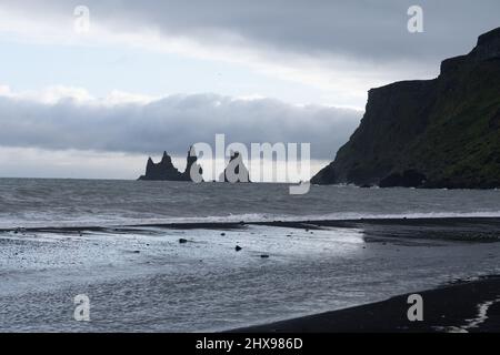 Schöne Luftaufnahme des berühmten Black Sand Beach und seiner massiven Felsformationen von der Stadt Vie in Island aus gesehen Stockfoto