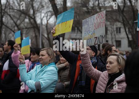 Nach den Angriffen Russlands auf die Ukraine versammelten sich rund 2000 Menschen zur Unterstützung der Ukraine in Almaty und protestierten. Die Menschen standen für die ukrainische Nationalhymne und skandierten Friedensslogans und Beleidigungen gegen Wladimir Putin. Kasachstan. Stockfoto