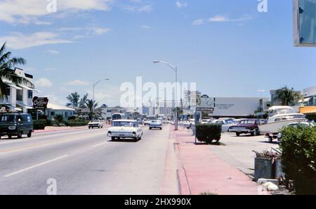 Verkehr und typische Straßenszene auf dem State Highway A1A im Süden Floridas ca. 1965 Stockfoto