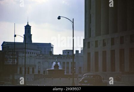 Das Auto parkte vor dem Davidson County Courthouse in Nashville, TN, ca. 1963 Stockfoto