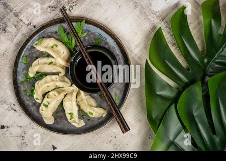 Gyoza oder Knödel Snack mit Sojasauce, selektiver Fokus, Copy Space.und Essstäbchen, Draufsicht. Stockfoto