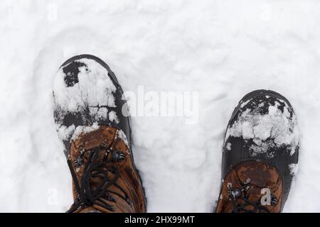 Winterstiefel auf einem Hintergrund von Schnee. Warme Stiefel. Winterschuhe. Winter Stockfoto