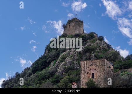Karytaine 13. Jahrhundert Schloss mit griechischer Flagge auf dem Hügel. Der Blick auf die historische Festung in Arcadia Peloponnes ist von unten nach wie vor am blauen Himmel. Stockfoto