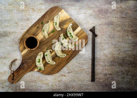 Gyoza oder Knödel Snack mit Sojasauce, selektiver Fokus, Copy Space.und Essstäbchen, Draufsicht. Stockfoto