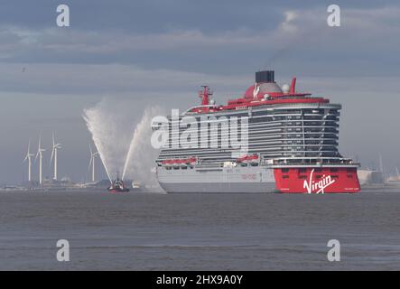 10/03/2022 River Thames Gravesend UK Virgin Voyages neues Kreuzschiff Valiant Lady gibt ihr Debüt auf der Themse heute Morgen begleitet von einem Spe Stockfoto