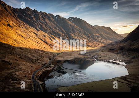 Loch Achtriochtan & der Aonach Eagach Ridge, Glencoe, Highlands, Schottland, Großbritannien Stockfoto