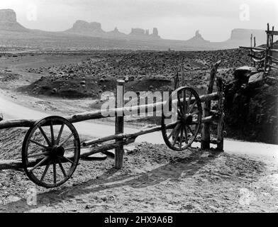 Schwarz-Weiß-Ansicht der Sandsteinbüten im Monument Valley, das Teil des Navajo Nation Reservats ist, das sich an der Utah-Arizona State Line in der Nähe des Four Corners Bereichs im Westen der Vereinigten Staaten befindet. Stockfoto