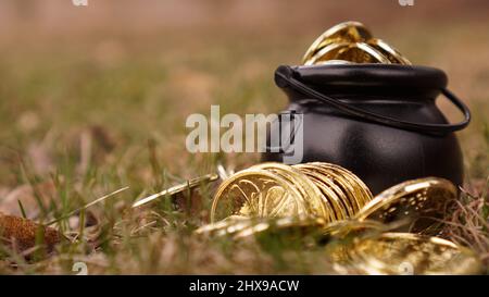 Goldtopf, der draußen im Gras für den St. Patrick's Day gefunden wurde. Kopierplatz verfügbar. Stockfoto