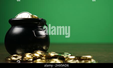 Goldtopf vor grünem Hintergrund für St. Patrick's Day Vorlage. Stockfoto