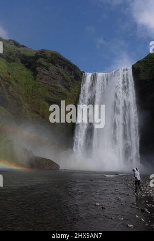 Schöne Luftaufnahme des riesigen Skogafoss Wasserfalls und seines Regenbogens im Sommer. Isländer Wasserfall Stockfoto