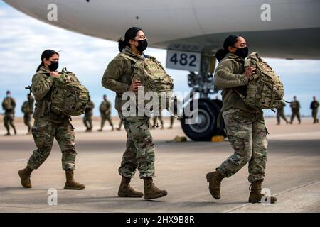 Killeen, Texas, USA. 7. März 2022. Zur Unterstützung unserer Verbündeten und Partner in Europa haben rund 160 Soldaten des III. Panzerkorps in Fort Hood, Texas, am 7. März 2022 als Teil der 7.000 US-Militärs eingesetzt, die zur Unterstützung der am 24. Februar angekündigten NATO Response Force bestimmt sind. Zu den Einsatzkräften gehören die 96. Transportation Company (Heavy Equipment Transport) und die 297. Inland Cargo Transfer Company, beide vom Expeditionary Sustainment Command von 13., sowie die 11. Corps Signal Brigade, die alle dem III Armored Corps in Fort Hood, Texas, unterstehen. Diese fo Stockfoto