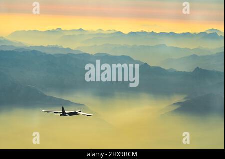 Italien. 7. März 2022. Eine US-amerikanische B-52H-Stratofortress, die der Bombenschwadron 69. bei RAF Fairford, England, zugewiesen wurde, fliegt am 7. März 2022 über die Alpine Mountains. Bomber Task Force-Einsätze sind vorgegebene Einsätze mit NATO-Partnern und Verbündeten, um unser gemeinsames Engagement für globale Sicherheit und Stabilität zu demonstrieren und zu stärken. Quelle: U.S. Air Force/ZUMA Press Wire Service/ZUMAPRESS.com/Alamy Live News Stockfoto