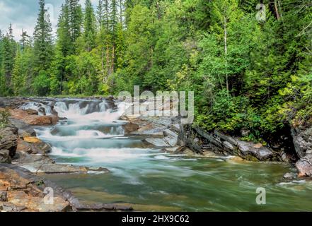 Kaskaden auf dem Yaak-Fluss über dem Yaak-Fluss fallen in der Nähe von Troy, montana Stockfoto