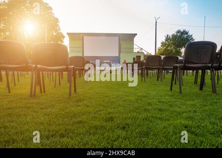 Stühle auf dem Rasen für einen Film in einem Sommerkino. Stockfoto