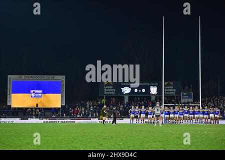 Leeds, Großbritannien. 10. März 2022. Leeds, England - 10.. März 2022 - Leeds Rhinos Spieler zeigen ihre Unterstützung für die Ukraine vor der Rugby League Betfred Super League Runde 5 Leeds Rhinos vs Hull FC im Headingley Stadium, Leeds, UK Dean Williams Credit: Dean Williams/Alamy Live News Stockfoto