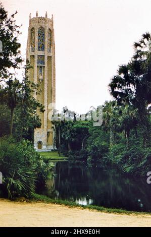 Nordfassade des Singing Tower in den Bok Tower Gardens in Florida Ca. 1950s Stockfoto