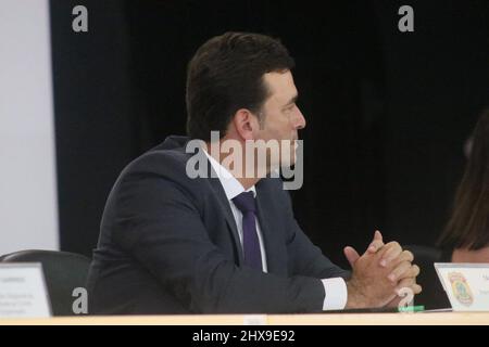 Rio de Janeiro, Brasilien. 10. März 2022. (INT) Pressekonferenz im Hauptquartier der Bundespolizei in Rio de Janeiro über die Bilanz der Operation Hoste. 10. März 2022, Rio de Janeiro, Brasilien: Vertreter der Bundespolizei halten am Donnerstag (10) eine Pressekonferenz im Polizeihauptquartier der Bundespolizei in Rio de Janeiro über die Bilanz der Operation Hoste ab, die gegen die Miliz von Wellington da Silva Bragas Bruder, dem Ecko, der größten in Rio de Janeiro, gerichtet ist. Der Vizepräsident des Stadtrats von Nilopolis in Baixada Fluminense wurde bei der Aktion verhaftet. Gemäß Stockfoto