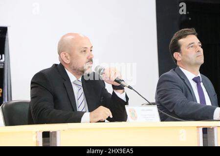 Rio de Janeiro, Brasilien. 10. März 2022. (INT) Pressekonferenz im Hauptquartier der Bundespolizei in Rio de Janeiro über die Bilanz der Operation Hoste. 10. März 2022, Rio de Janeiro, Brasilien: Vertreter der Bundespolizei halten am Donnerstag (10) eine Pressekonferenz im Polizeihauptquartier der Bundespolizei in Rio de Janeiro über die Bilanz der Operation Hoste ab, die gegen die Miliz von Wellington da Silva Bragas Bruder, dem Ecko, der größten in Rio de Janeiro, gerichtet ist. Der Vizepräsident des Stadtrats von Nilopolis in Baixada Fluminense wurde bei der Aktion verhaftet. Gemäß Stockfoto