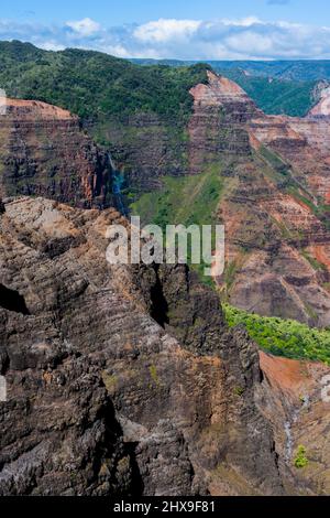 Waipo'o Falls mit einem Regenbogen im Nebel, vom Waipo'o Falls Lookout, über den Waimea Canyon, auf Kauai, Hawaii; alias Grand Canyon of the Pacific Stockfoto