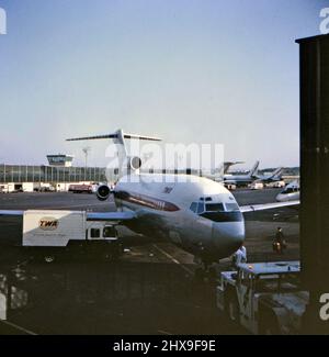 TWA-Flugzeug, das am Terminal eines nicht identifizierten Flughafens gewartet wird, Ca. 1971 Stockfoto