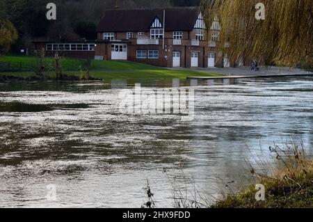 SHREWSBURY. SHROPSHIRE. ENGLAND. 02-26-22. Erhöhte Wasserstände am Fluss Severn entlang des Quarry Park in der Nähe des Stadtzentrums. Stockfoto