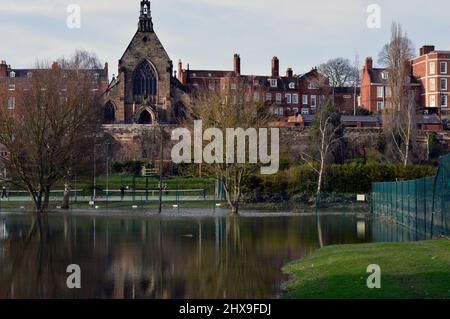 SHREWSBURY. SHROPSHIRE. ENGLAND. 26.02.22. Die Folgen der Überschwemmungen, die durch die Stürme im Februar in der Stadtmauer am Fluss Severn verursacht wurden Stockfoto