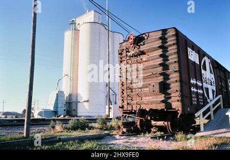 Getreideaufzug und Eisenbahnkastenwagen in Stratford, Texas, ca. 1996 Stockfoto