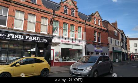 WELLINGTON. SHROPSHIRE. ENGLAND. 02-26-22. Geschäfte und Geschäftsräume entlang der Market Street im Stadtzentrum. Stockfoto