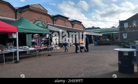 WELLINGTON. SHROPSHIRE. ENGLAND. 02-26-22. Der traditionelle offene Markt und der Eingang zur Markthalle im Stadtzentrum. Stockfoto